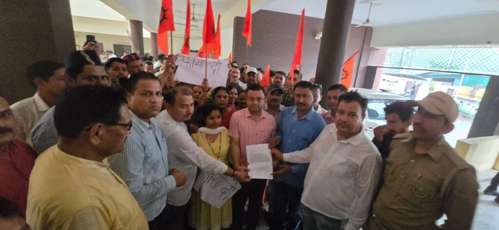 पत्र उपजिलाधिकारी परितोष वर्मा के माध्यम से मुख्यमंत्री पुष्कर सिंह धामी को ज्ञापन भेजा