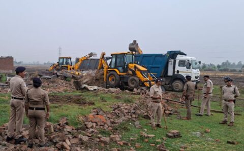 एसएसपी व डीएम के निर्देशन में सर तन से जुदा’ करने वाले मुश्ताक का घर हुआ तड़के किया जमींदोज