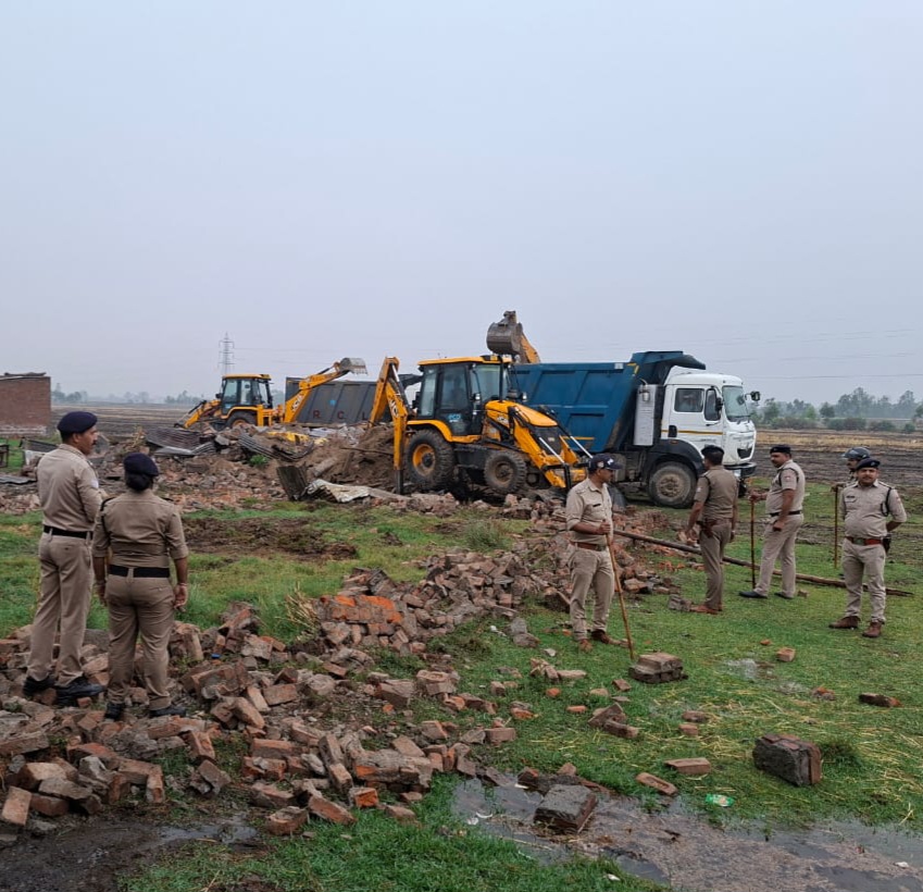 एसएसपी व डीएम के निर्देशन में सर तन से जुदा’ करने वाले मुश्ताक का घर हुआ तड़के किया जमींदोज