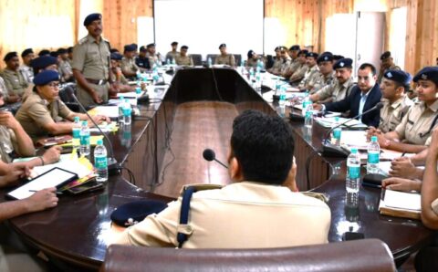 एसएसपी नैनीताल ने अपराध समीक्षा बैठक में अधीनस्थों को अपराधों पर अंकुश लगाने तथा स्मार्ट पुलिसिंग के दिये निर्देश>VIDEO