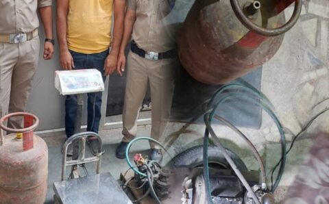 एसएसपी नैनीताल एवम सीओ सिटी के निर्देशानुसार अवैध रूप से गैस रिफिलिंग पर बड़ी कार्यवाही 06 सिलेंडर रिफ़्लिंग मोटर, वेट मशीन एवं अन्य उपकरण ज़ब्त,,,,,,,