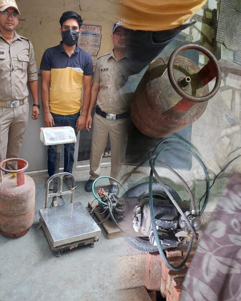 एसएसपी नैनीताल एवम सीओ सिटी के निर्देशानुसार अवैध रूप से गैस रिफिलिंग पर बड़ी कार्यवाही 06 सिलेंडर रिफ़्लिंग मोटर, वेट मशीन एवं अन्य उपकरण ज़ब्त,,,,,,,