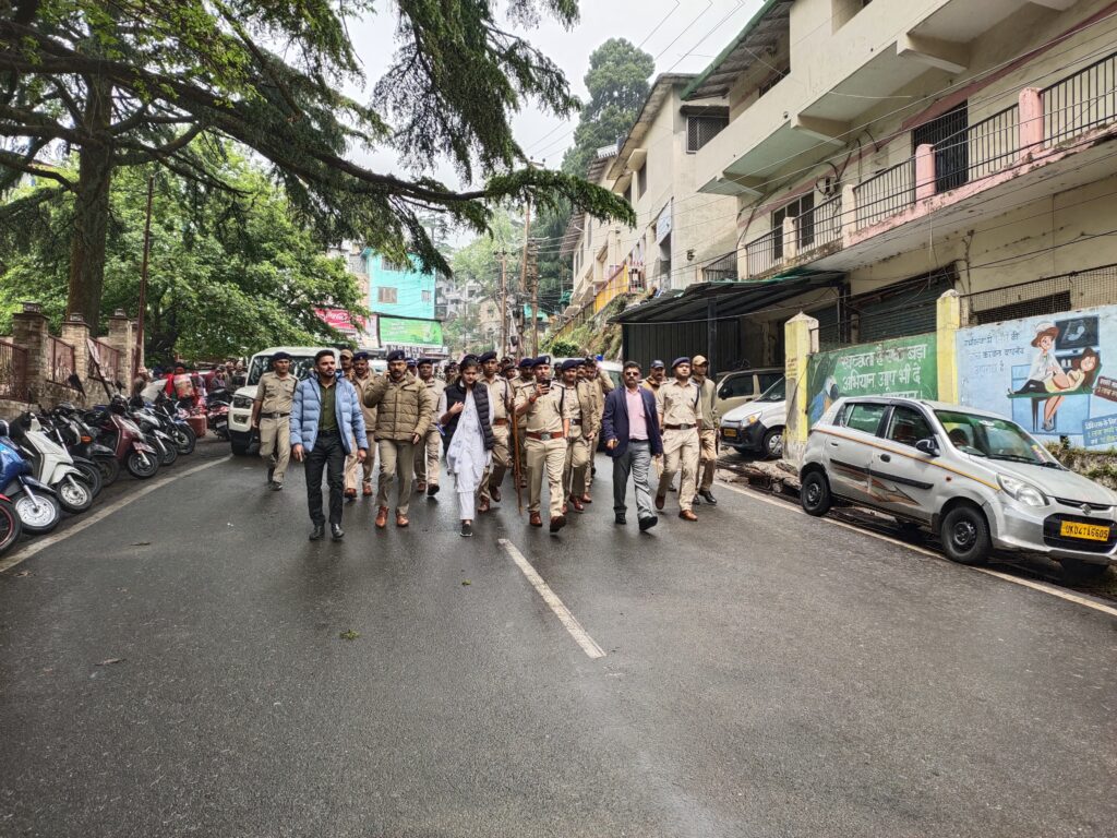नैनीताल में पुलिस ने फ्लैग मार्च आम जनमानस में कानून एवं सुरक्षा को प्रबल बनाए रखने का दिया संदेश,VIDEO