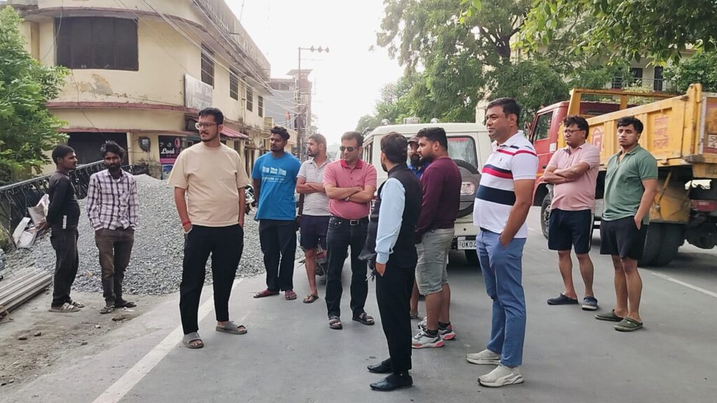 कोलटैक्स तिराहा, काठगोदम में कुछ अतिक्रमणकारी संरचनाओं को JCB की सहायता से हटाया गया-VIDEO