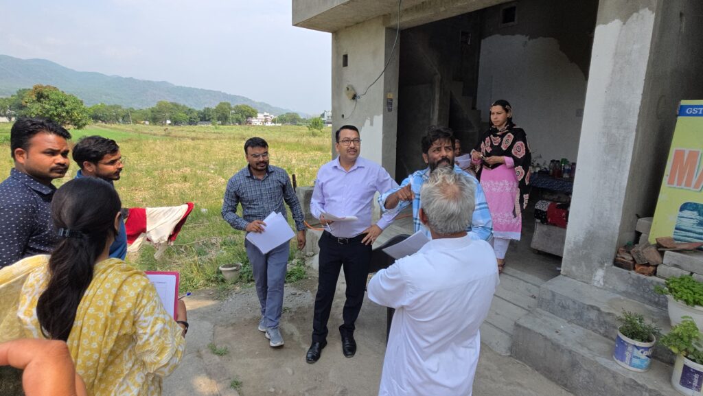 धामी द्वारा दिए गए निर्देशों पर रामनगर क्षेत्र में एपी बाजपेई के नेतृत्व में 19 प्लाटों का सत्यापन किया गया,,,,VIDEO