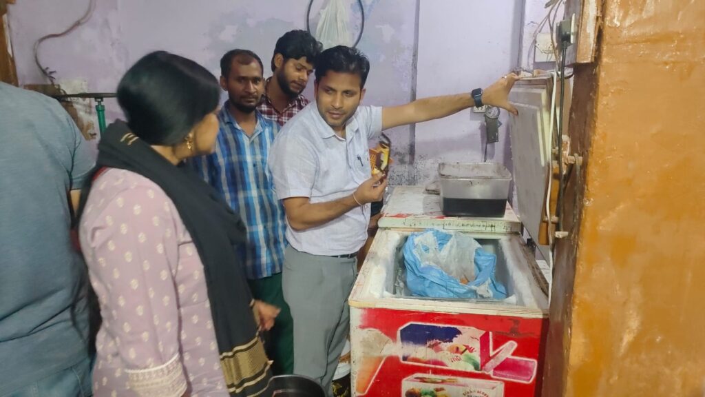 बनभूलपुरा लाइन नंबर 17 में ब्रांडेड नामों से आइसक्रीम का मिसब्रांडिंग एक्सपायर्ड सामग्री निर्माण इकाई पर छापेमारी,,,,,,,,,