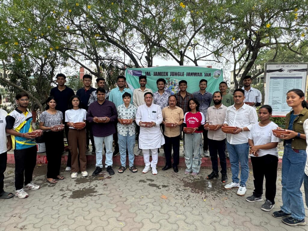 पशु-पक्षियों को गर्मी में पानी एवं दाना उपलब्ध कराना ही पर्यावरण संरक्षण और प्राणिमात्र के प्रति संवेदनशीलता को बढ़ावा देना-गजराज>VIDEO