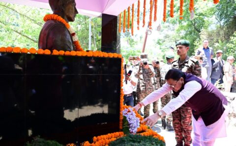 पुष्कर सिंह धामी ने अमर शहीद स्मारक पर पुष्पचक्र अर्पित कर शहीद की स्मृति में किया पौधारोपण