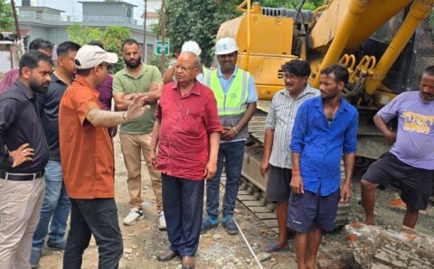 मा. विधायक बंशीधर भगत ने रकसिया नाले पर हो रहे नहर कवरिंग कार्य का किया निरीक्षण